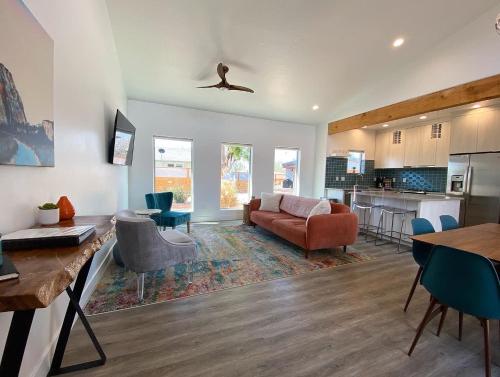 Una cocina o cocineta en Timber & Tin D 2Bed 2Bath w Pool & Rooftop Deck