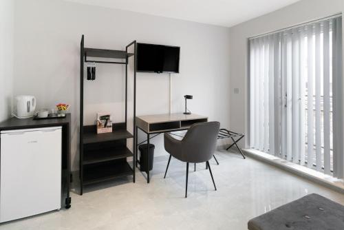 a room with a desk and a chair and a computer at Canary Wharf O2 Deluxe Ensuite Rooms in London