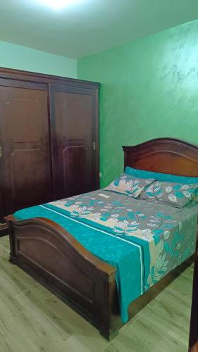 1 dormitorio con 1 cama con edredón azul en Marina Delta en Al Ḩammād