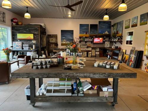 ein Geschäft mit einem großen Tisch in einem Raum in der Unterkunft Blue Vieira Cottage in Fennville