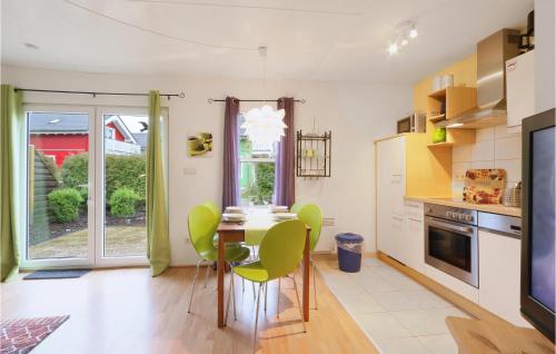 une cuisine avec une table et des chaises et une fenêtre dans l'établissement Seeigel, à Süssau