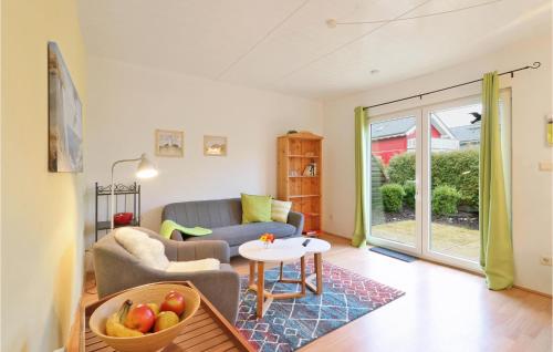 un salon avec un canapé et une table dans l'établissement Seeigel, à Süssau