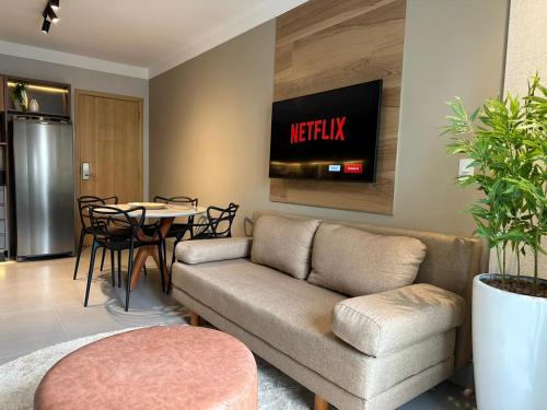 ein Wohnzimmer mit Sofa und Tisch in der Unterkunft Flat ESPETACULAR PRAIA DE CAMBURI Long Stay in Vitória