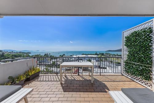 OCEAN VIEWS 16 pool & Spa Wi-FIにあるバルコニーまたはテラス
