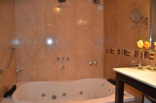 Ένα μπάνιο στο Apart Hotel Bungalows Matute