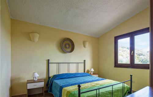een slaapkamer met een bed en een raam bij Nice Apartment In San Giovanni With Outdoor Swimming Pool in San Giovanni