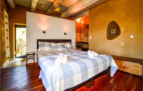 Ένα ή περισσότερα κρεβάτια σε δωμάτιο στο 4 Bedroom Stunning Home In Ville-di-paraso