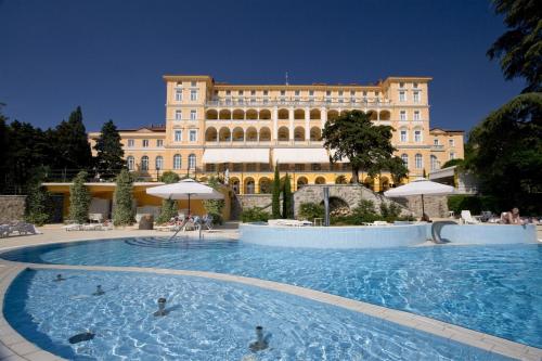 uma grande piscina em frente a um grande edifício em Apartment in Dramalj with sea view, balcony, air conditioning, WiFi 4623-6 em Dramalj