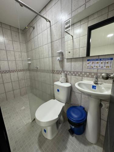 uma casa de banho com um WC e um lavatório em Hotel Plataneras Caney em Turbo