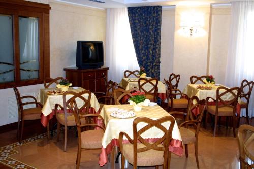 TV a/nebo společenská místnost v ubytování Hotel Antico Masetto