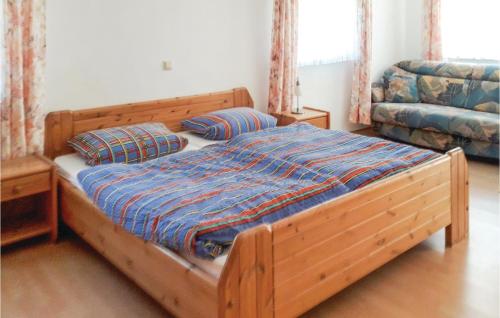 1 dormitorio con 1 cama de madera y 2 almohadas en Cozy Home In Wiesenfelden With Kitchen, en Wiesenfelden