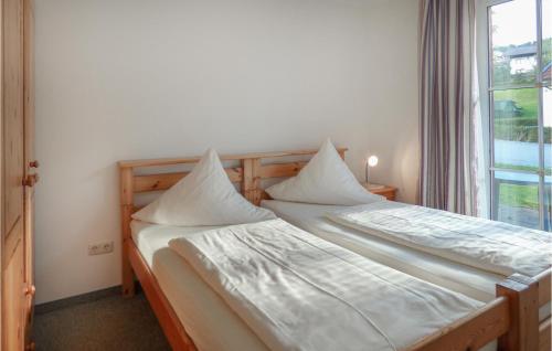 ヴィヒタッハにあるFerienpark Schwarzholzのベッドルーム1室(ツインベッド2台、窓付)