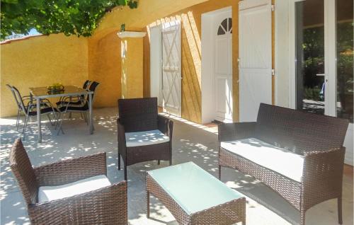 d'une terrasse avec des chaises, une table, une table et des chaises. dans l'établissement Cozy Home In Salles D'aude With Wifi, à Salles-d'Aude