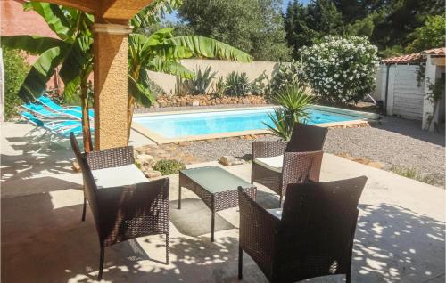 un patio con sedie e un tavolo e una piscina di Cozy Home In Salles D'aude With Wifi a Salles-d'Aude