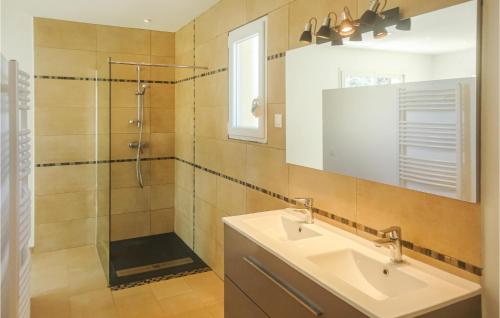 La salle de bains est pourvue d'un lavabo et d'une douche. dans l'établissement Stunning Home In Salles Daude With Wifi, à Salles-d'Aude