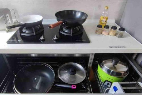 a kitchen stove with a pot on top of it at 林莊園包棟別墅Skydoorzi Villa in Guoxing