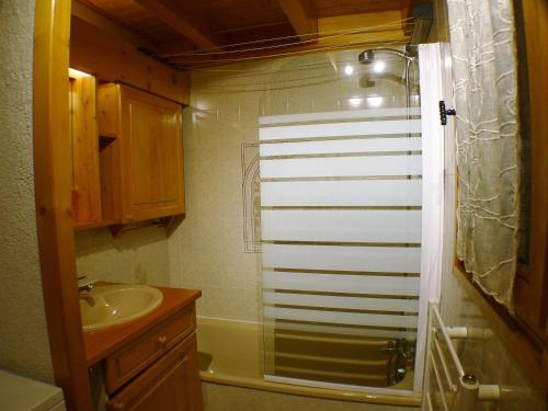 une petite salle de bain avec un lavabo et une douche dans l'établissement Duplex confortable, proche base de loisirs & remontées, animaux acceptés, parking - FR-1-629-125, à Morillon