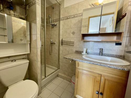 une salle de bain avec toilettes, lavabo et douche dans l'établissement Appartement 2P climatisé avec terrasse, parking et wifi à St-Cyprien, proche plage - FR-1-225D-182, à Saint-Cyprien