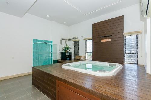 uma grande casa de banho com banheira num piso de madeira em 1 quarto, cheio de estilo, condo club Sky com vaga em Curitiba