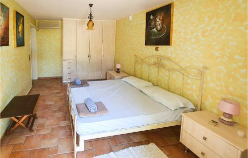 a bedroom with a large white bed in a room at Pet Friendly Home In Kiato With Sauna in Kiáton