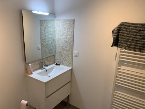 une salle de bain avec un lavabo et un miroir dans l'établissement Appartement Neuf Centre-Ville Fort-Mahon-Plage avec Balcon et Parking, Idéal Famille - FR-1-482-114, à Fort-Mahon-Plage