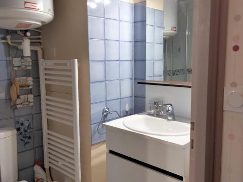 une salle de bain avec un lavabo et un miroir dans l'établissement Studio cosy au cœur du Marché Arago, à 400 m de la grande plage, avec balcon et local vélos - FR-1-331-224, à Les Sables-dʼOlonne