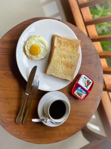 Pilihan sarapan tersedia untuk tetamu di Mertha Sari Resto & Bungalow