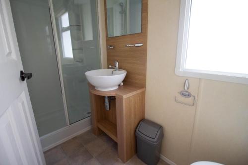 a bathroom with a sink and a shower at Lovely 6 Berth Caravan With Decking At Sunnydale Holiday Park Ref 35130sd in Louth