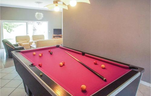 - un billard avec balles dans le salon dans l'établissement Amazing Home In Milhaud With Wifi, à Milhaud