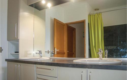 a bathroom with two sinks and a large mirror at Awesome Home In Milhaud With 4 Bedrooms, Wifi And Swimming Pool in Milhaud