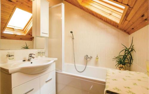 A bathroom at Stunning Home In Cujica Krcevina With 3 Bedrooms, Wifi And Private Swimming Pool