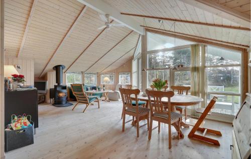 Posezení v ubytování Cozy Home In Højby With Kitchen