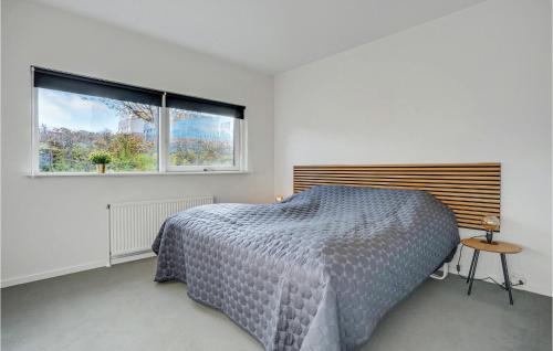 エーベルトフトにあるNice Apartment In Ebeltoft With 2 Bedrooms, Sauna And Wifiの白いベッドルーム(ベッド1台、窓付)