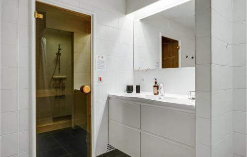 エーベルトフトにあるNice Apartment In Ebeltoft With 2 Bedrooms, Sauna And Wifiの白いバスルーム(シンク、シャワー付)