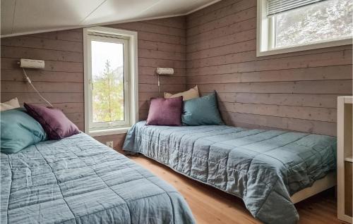Refsnes的住宿－Gorgeous Home In Revsnes With Wifi，一间卧室设有两张床和窗户。