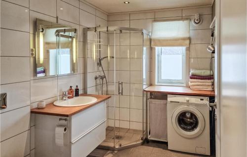 een badkamer met een wastafel en een wasmachine bij Gorgeous Home In Revsnes With Wifi in Refsnes