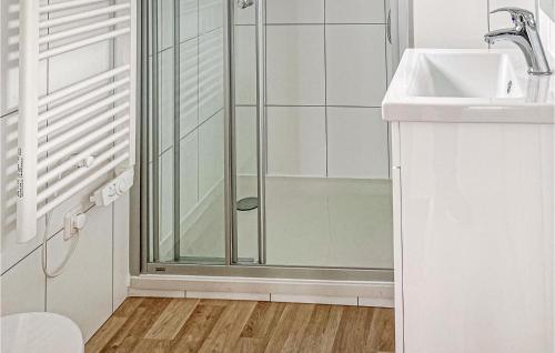 een badkamer met een douche en een wastafel bij Aqualiving Kempers in Aalsmeer