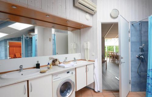 ein Badezimmer mit einem Waschbecken und einer Waschmaschine in der Unterkunft Strandblick 18 in Schönhagen