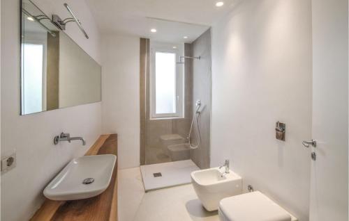ein weißes Bad mit einem Waschbecken und einem WC in der Unterkunft Awesome Home In Scilla With Kitchen in Scilla