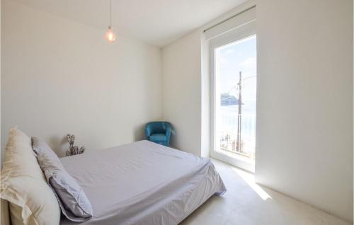 - une chambre blanche avec un lit et une fenêtre dans l'établissement Awesome Home In Scilla With Kitchen, à Scilla