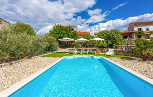 basen na podwórku domu w obiekcie Pet Friendly Home In Brzac With Wifi w mieście Brzac