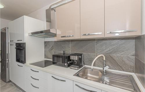 Gorgeous Apartment In Sibenik With Swimming Pool