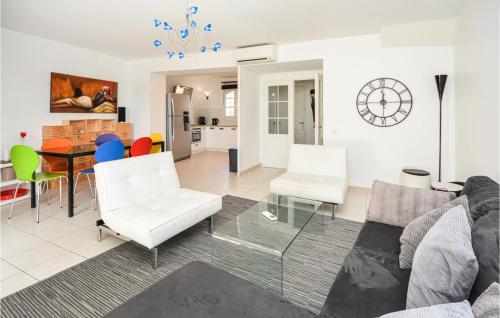 un salon avec un canapé, des chaises et une table dans l'établissement Nice Home In Aigues-Mortes With Kitchen, à Aigues-Mortes