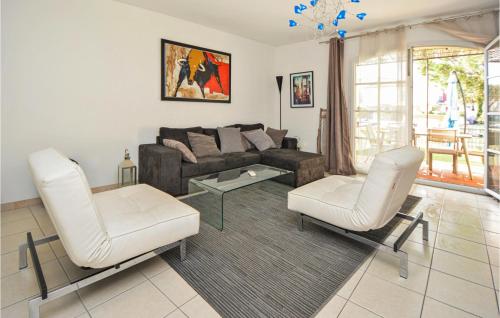 Posezení v ubytování Nice Home In Aigues-Mortes With Kitchen