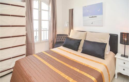 エーグ・モルトにあるNice Home In Aigues-mortes With 3 Bedrooms And Wifiのベッドルーム(ベッド1台、窓付)