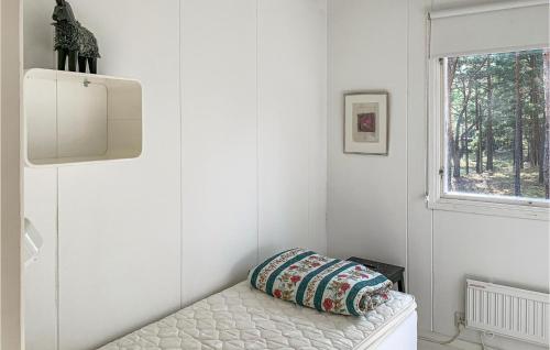 オーフスにある4 Bedroom Gorgeous Home In Yngsjの白い部屋(枕付きのベンチ付)