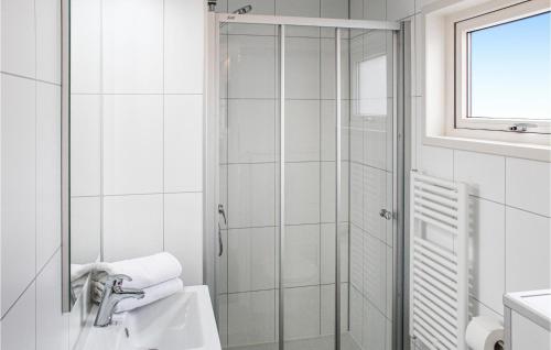 ein weißes Bad mit einer Dusche und einem Waschbecken in der Unterkunft Bluff in Aalsmeer