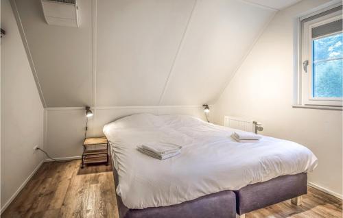 een slaapkamer met een wit bed en een raam bij Gorgeous Home In Rijssen With Wifi in Rijssen