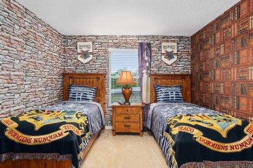 une chambre avec deux lits et un mur de briques dans l'établissement Lakeview w/8 Bedroom 5 KingSuite 3 miles to Disney, à Kissimmee