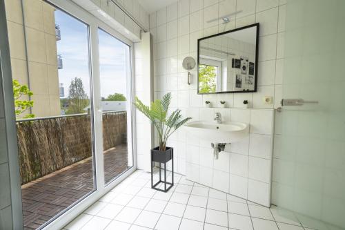 La salle de bains est pourvue d'un lavabo et d'un miroir. dans l'établissement Penthouse-Suite near University, à Giessen